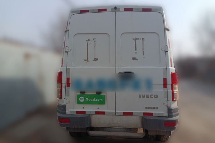 Used Iveco Daily 2020 2.8T V40 Cargo Van with Dual Tires Mid-Roof Design 3 Seats China V Emission Standard
