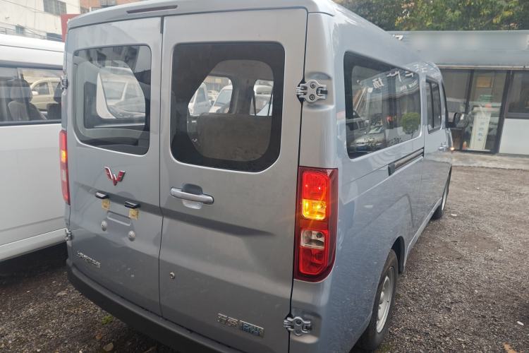 Used Wuling Yangguang 2024 300KM Comfort Version Passenger Van 75kW
