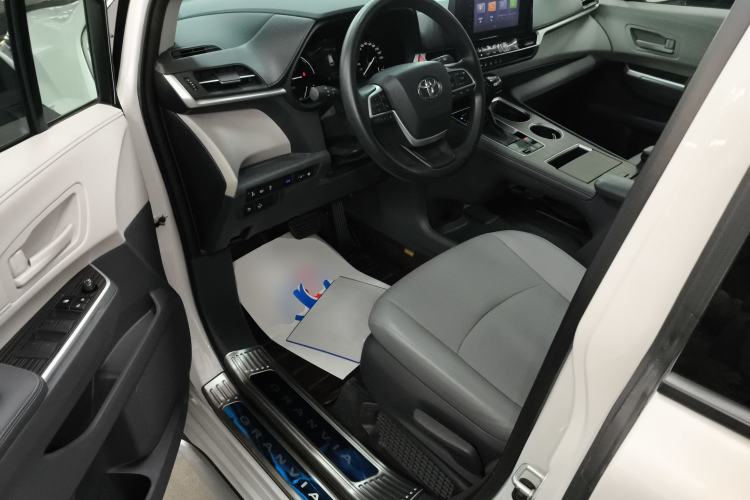 Used Toyota Granvia 2023 2.5L Hybrid Luxury Edition
