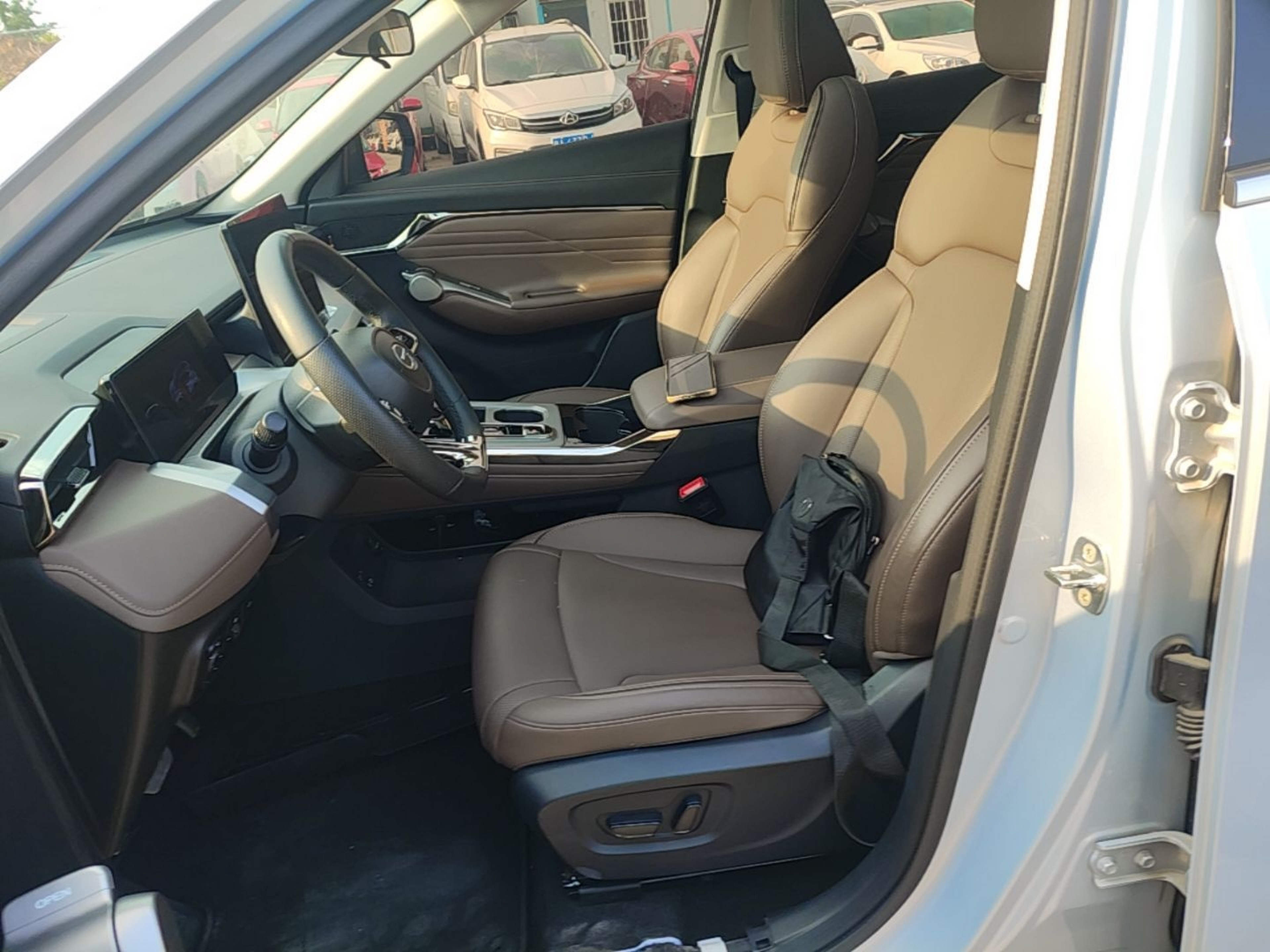 المقاعد الأمامية داخل السيارة