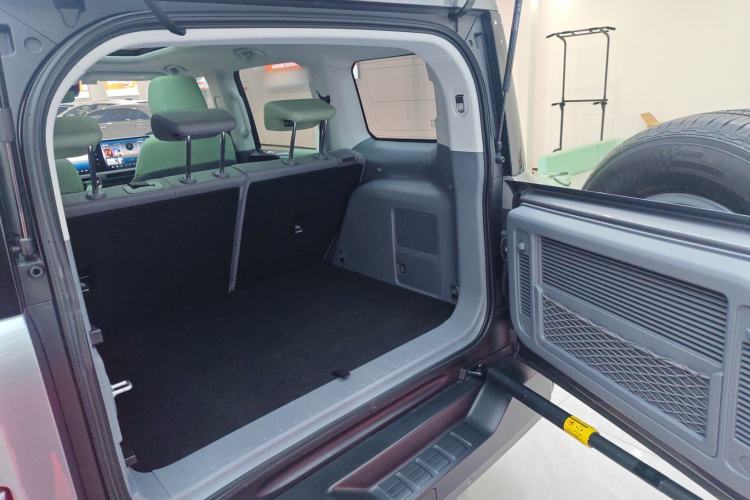 Used BAIC Off-Road BJ40 2024 2.0T All-New Urban Hunter Edition Chivalrous Style
