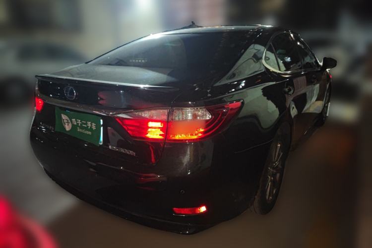 Used Lexus ES 2013 300h Elite Edition
