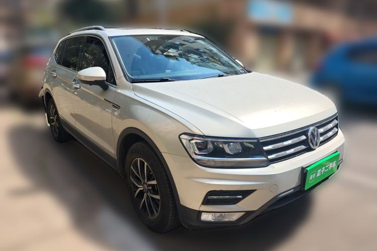 Used Volkswagen Tiguan L 2018 330TSI Automatic Two-Wheel Drive Luxury Edition Front Right 45 Deg
