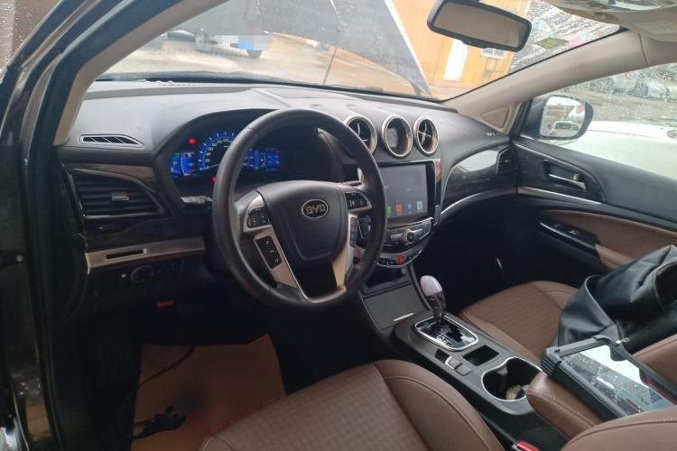 Used BYD S7 2017 2.0T Automatic Luxury Model Center Console