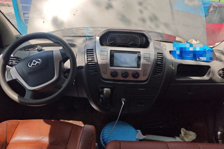 Used SAIC MAXUS Xintu V80 2016 2.5T Manual Aoyuntong National V Short Wheelbase Low-Roof 6-Seater Center Console