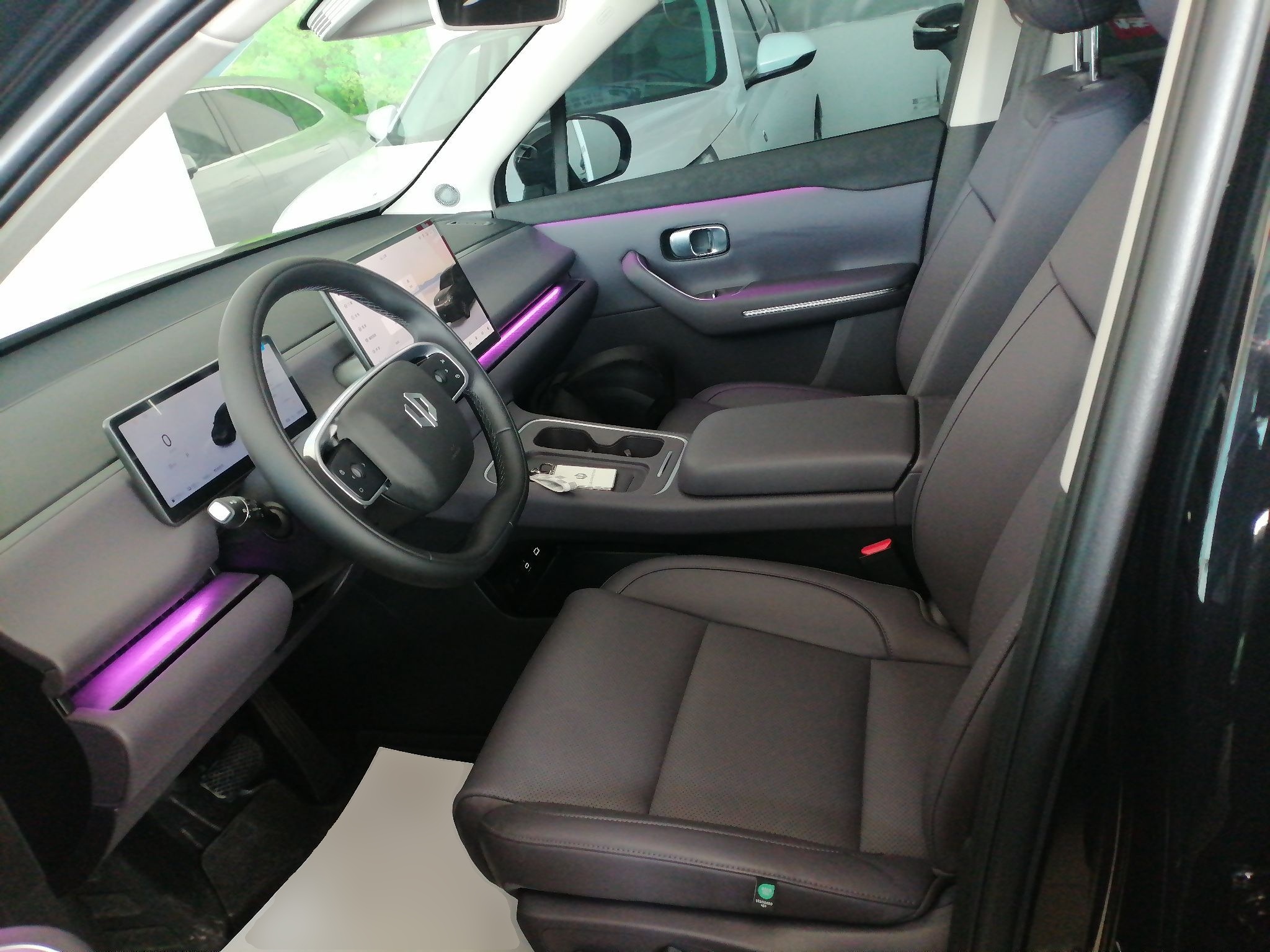 المقاعد الأمامية داخل السيارة