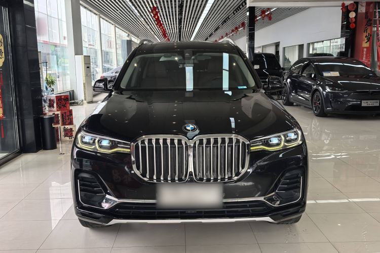 Used BMW X7 2021 Facelifted xDrive40i Luxury Package with Leading Features
