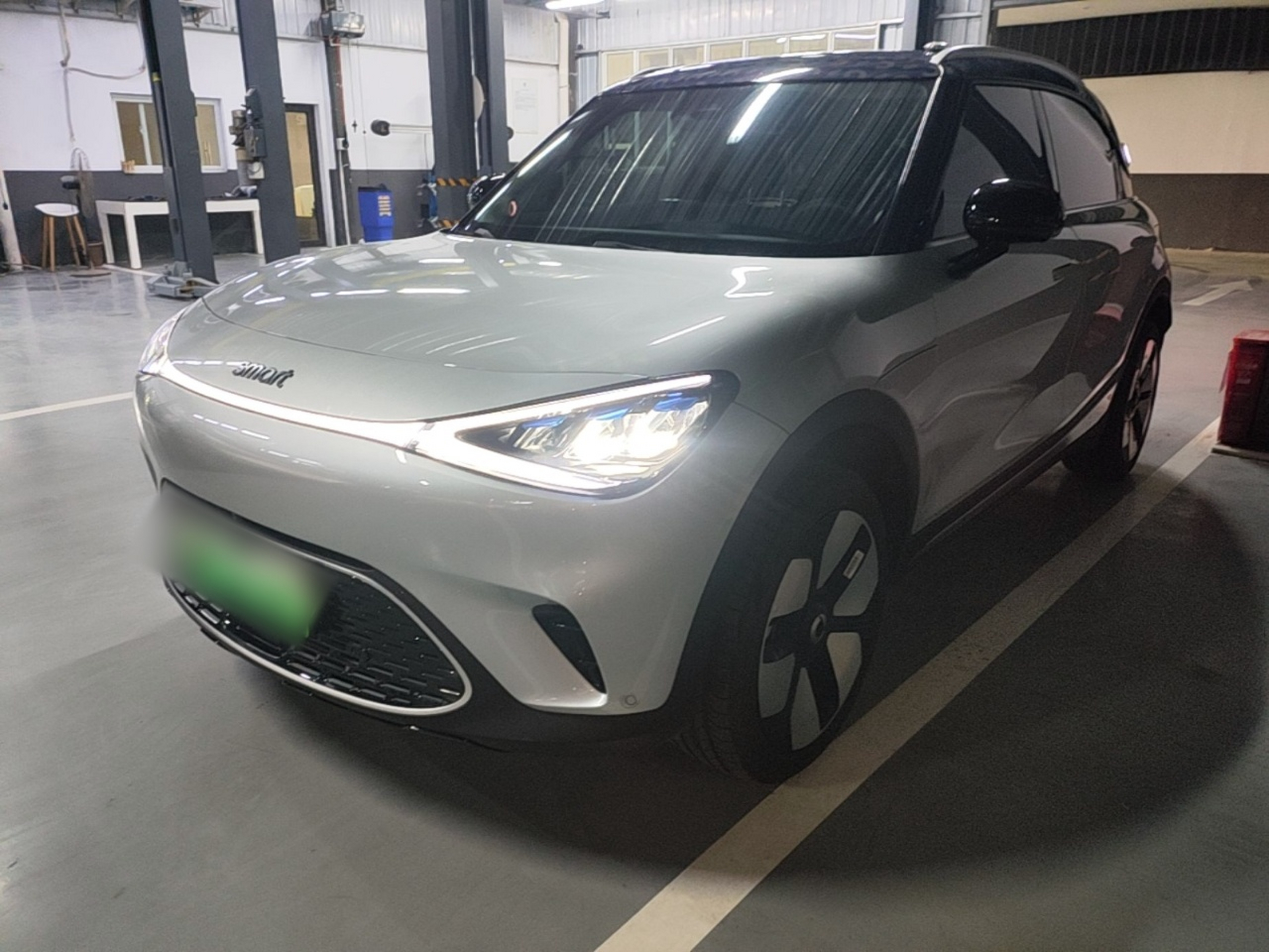 Под передней частью автомобиля