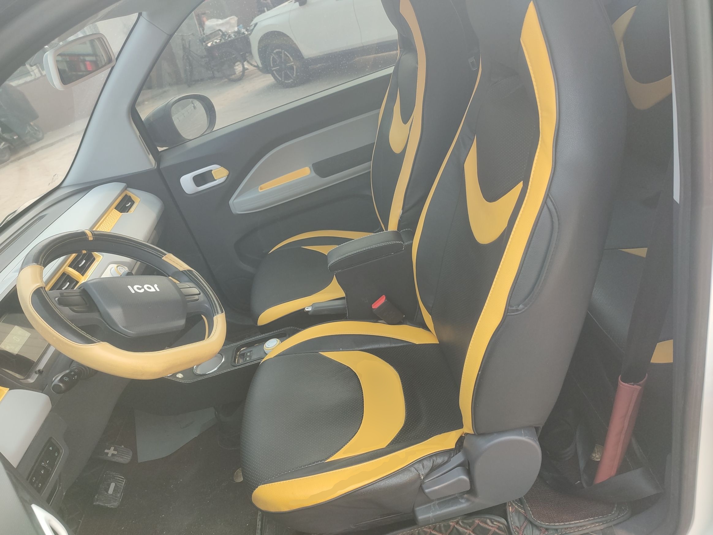 المقاعد الأمامية داخل السيارة