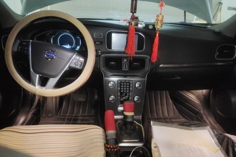 Used Volvo V40 2014 2.0T Zhiya Edition Center Console