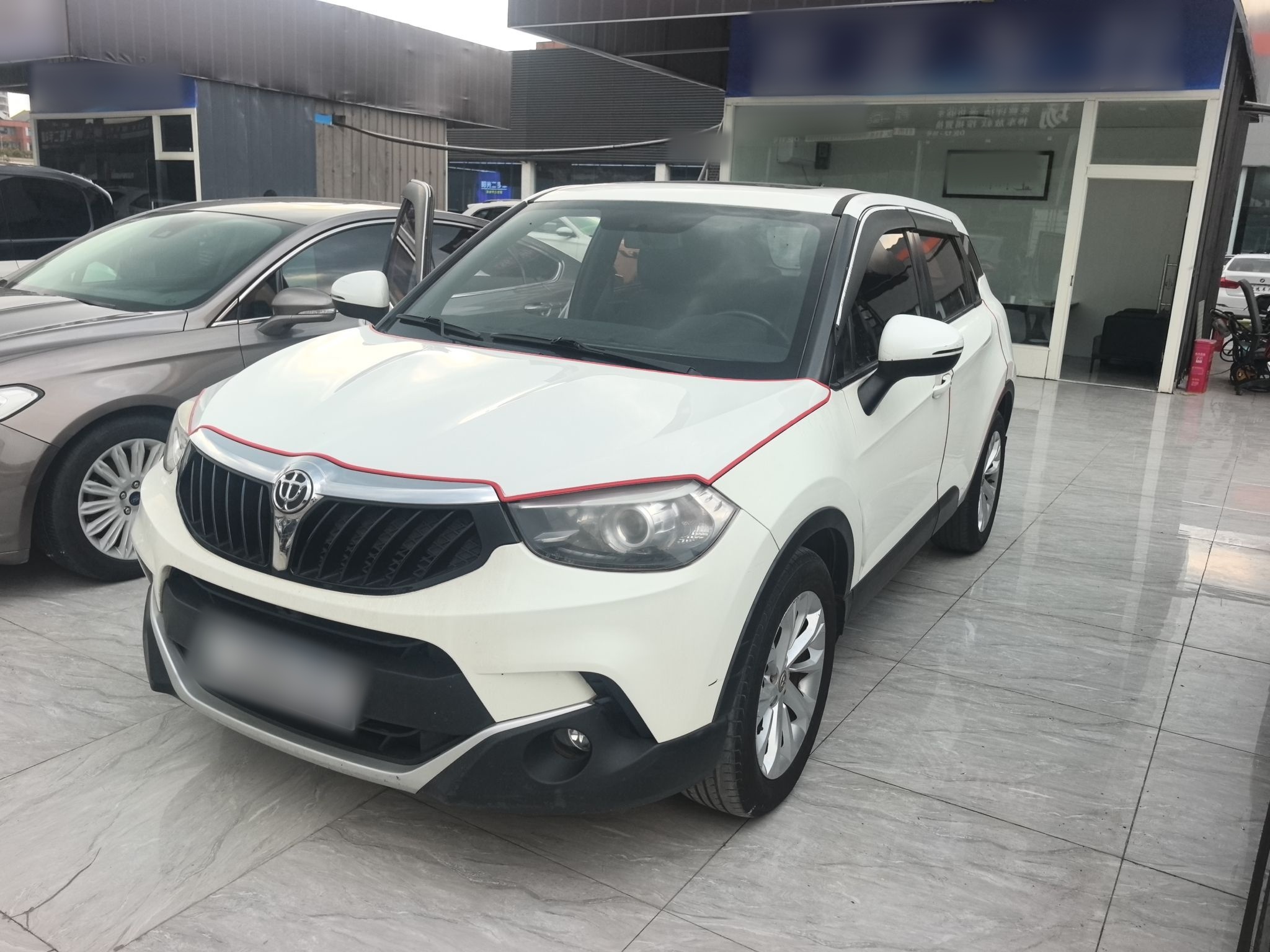 تحت مقدمة السيارة