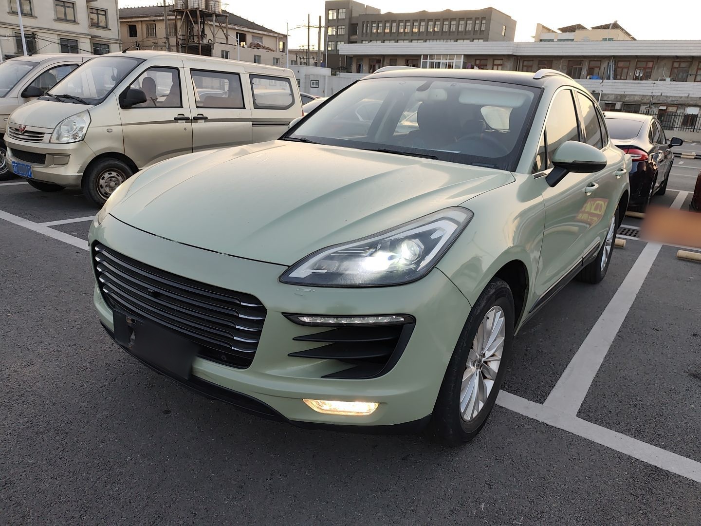 Под передней частью автомобиля