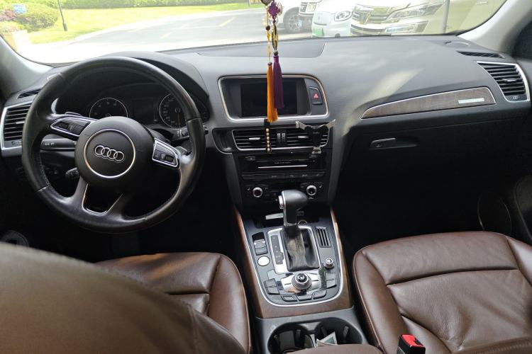 Used Audi Q5 2015 40 TFSI Comfort Model Center Console