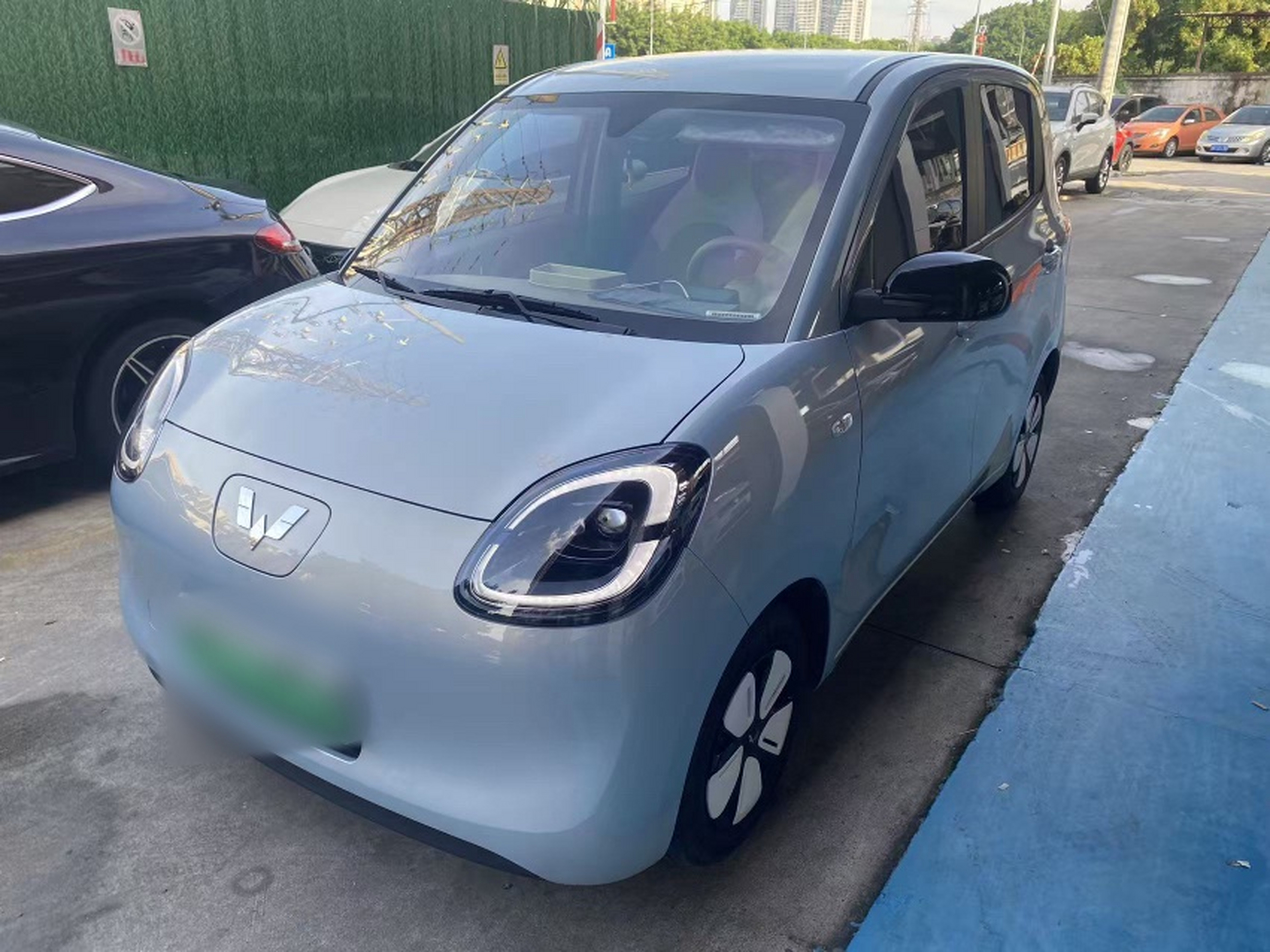Unter der Vorderseite des Autos