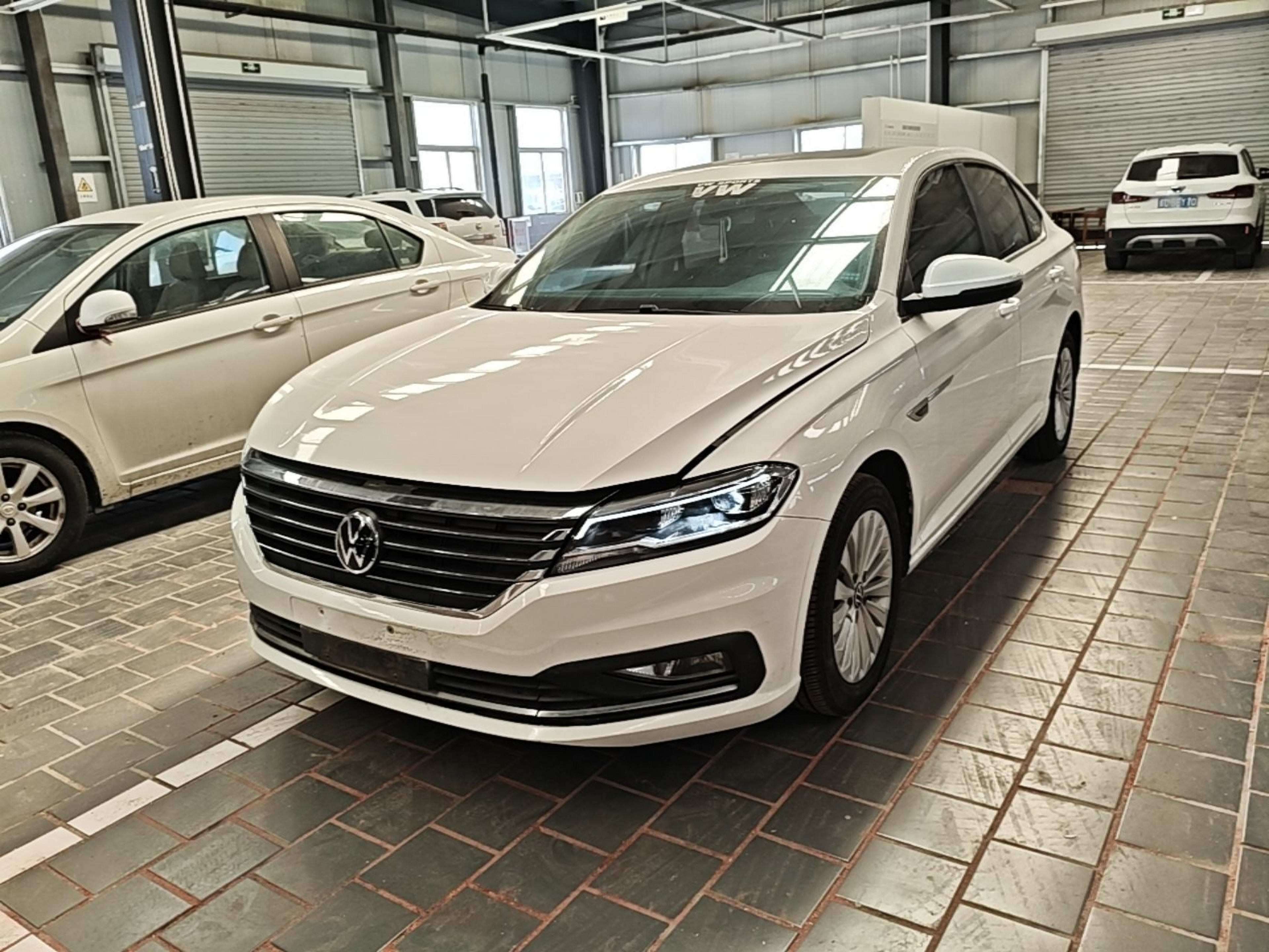 Unter der Vorderseite des Autos