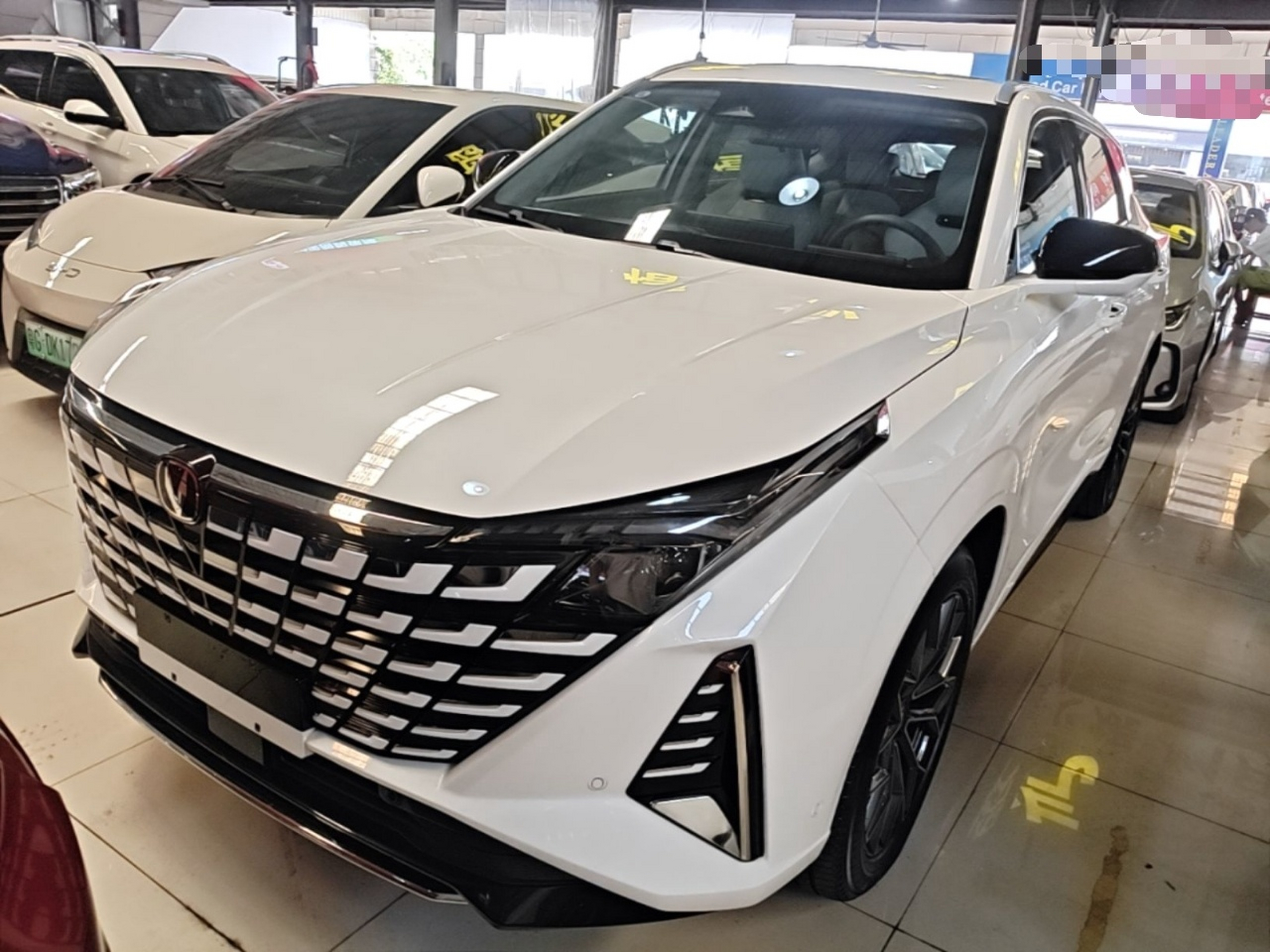 Unter der Vorderseite des Autos