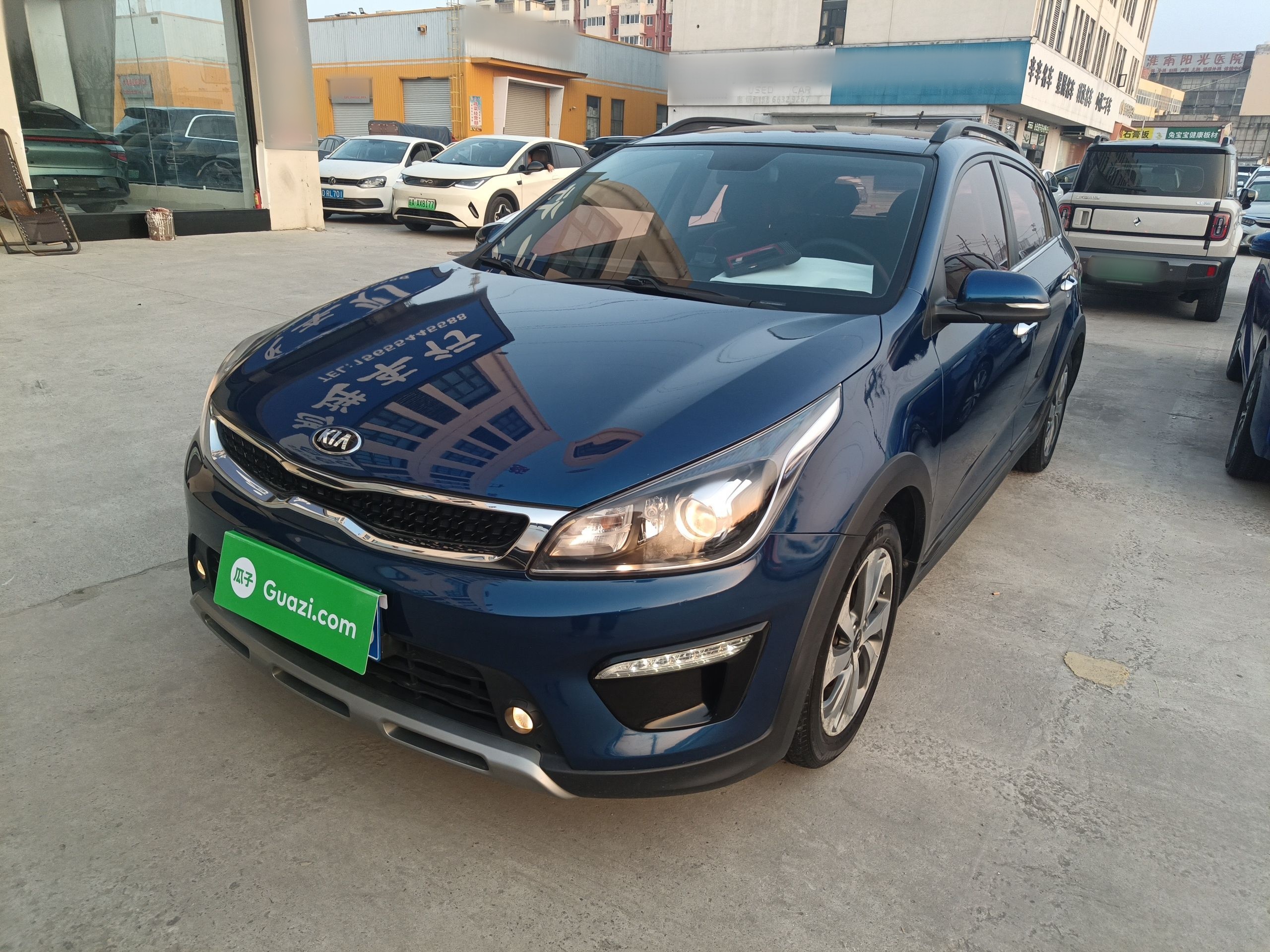 Под передней частью автомобиля