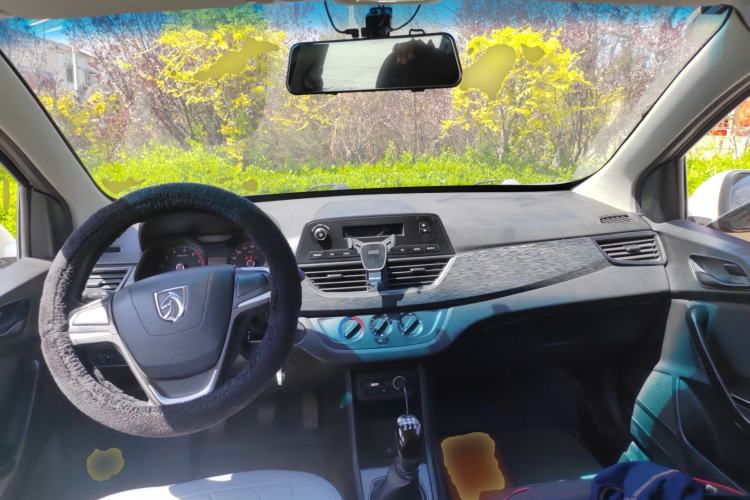 Used Baojun 310 2016 1.2L manual Comfort trim level Center Console