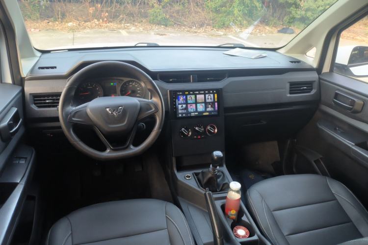 Used Wuling Hongguang PLUS 2020 1.5L Manual Standard Edition 5 Seats Interior 2