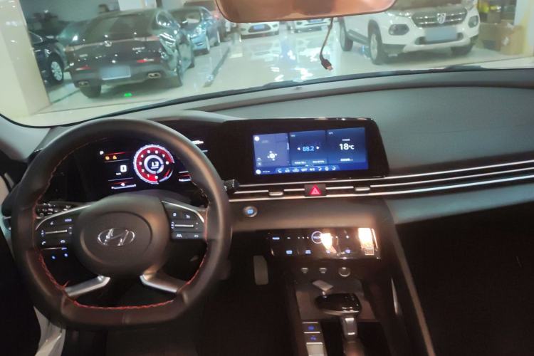 Used Hyundai Elantra 2021 1.5L CVT LUX Prestige Edition Center Console