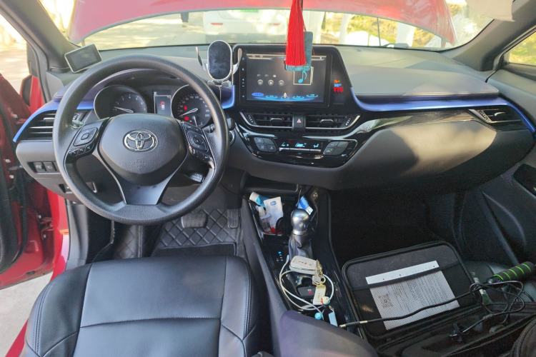 Used Toyota C-HR 2018 2.0L Leading with Sunroof China VI Standard Center Console