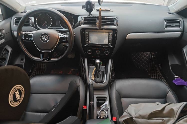 Used Volkswagen Sagitar 2015 230TSI Automatic Comfort Version Center Console