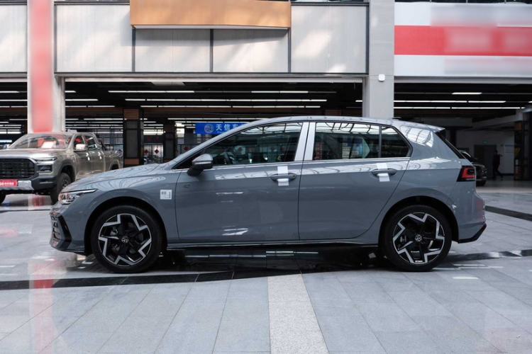 Used Volkswagen Golf 2025 Facelift 300TSI R-Line Exterior 3