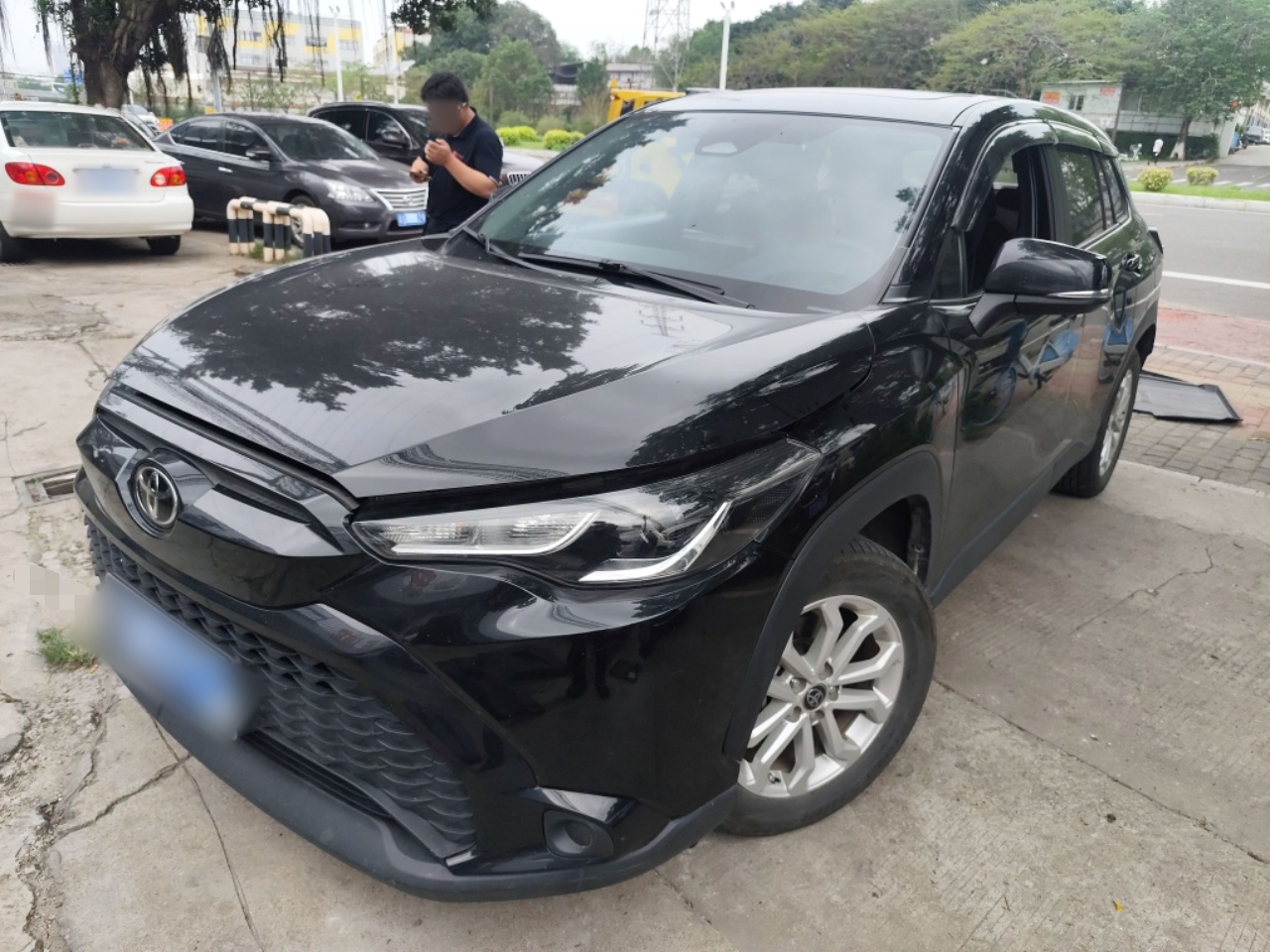 تحت مقدمة السيارة