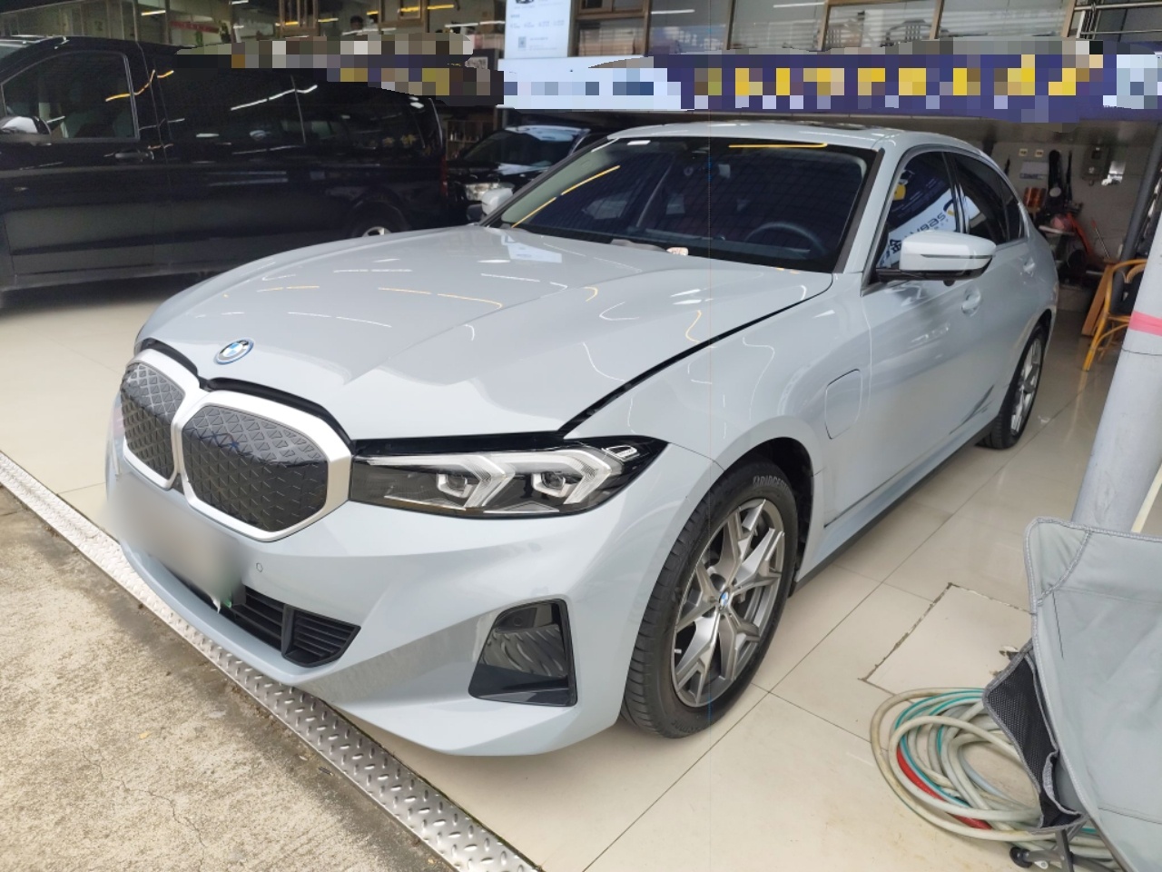 Под передней частью автомобиля