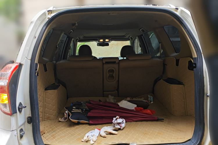 Used Toyota RAV4 2012 Luxurious 2.4L Automatic 4x4 with Stylish Features
