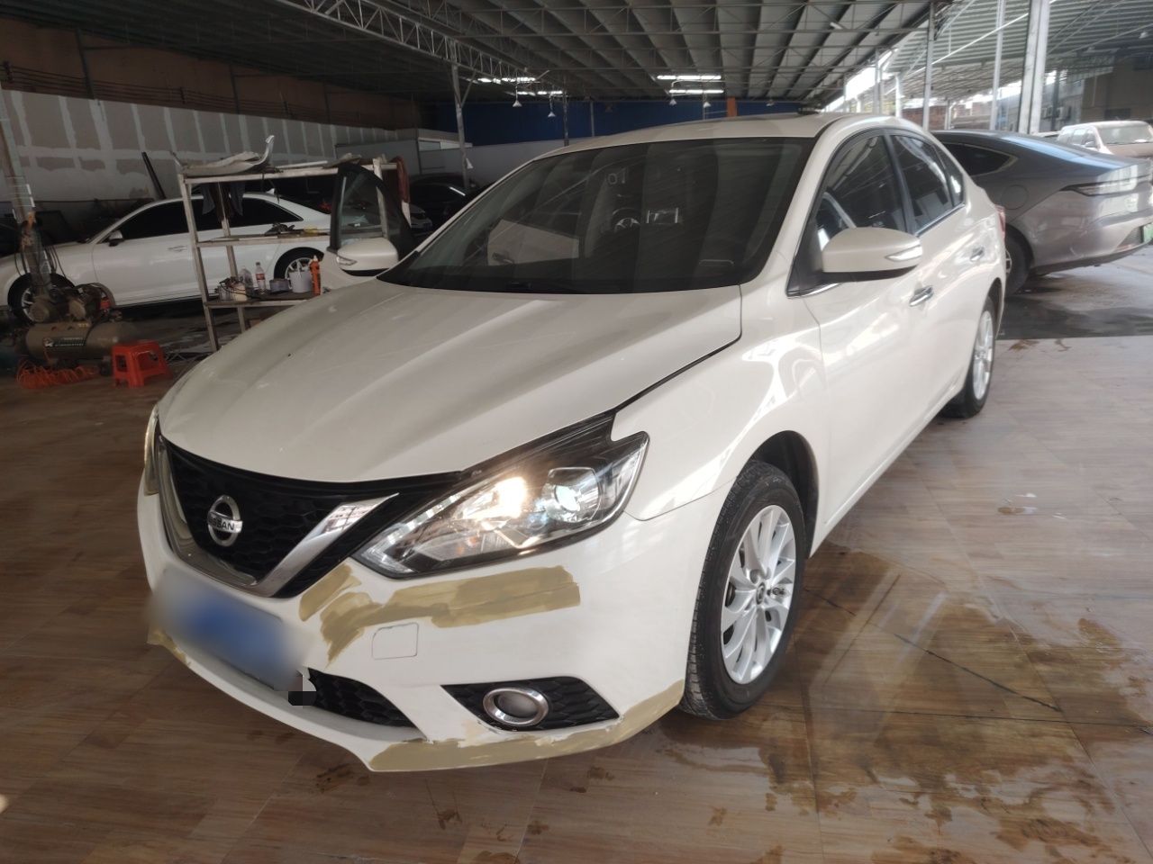 تحت مقدمة السيارة