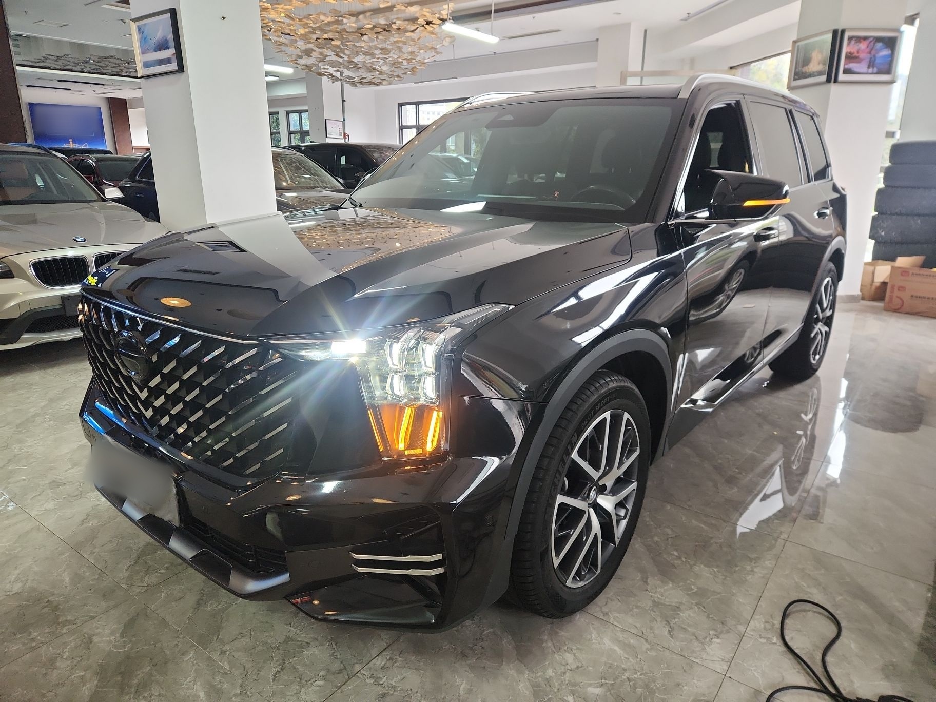 Под передней частью автомобиля