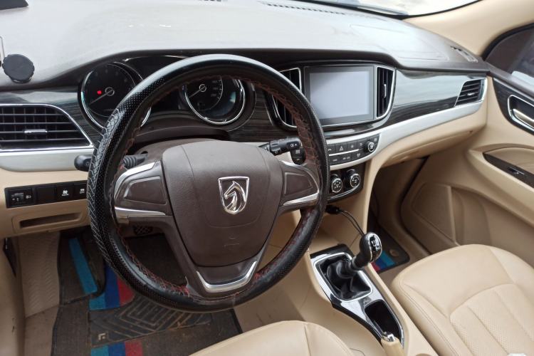Used Baojun 730 2016 1.5T Manual Comfort Version 7 Seats Center Console