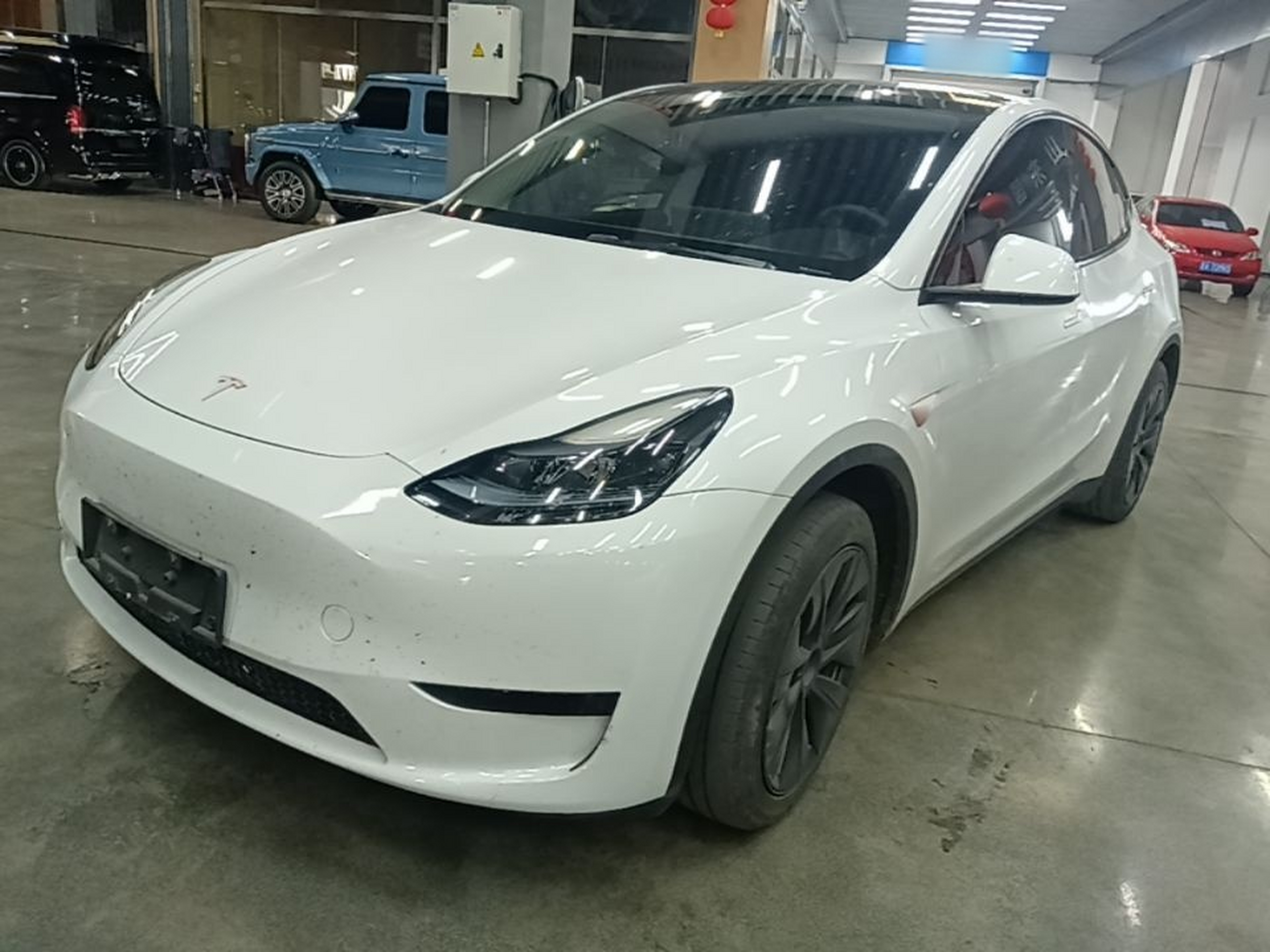 Под передней частью автомобиля