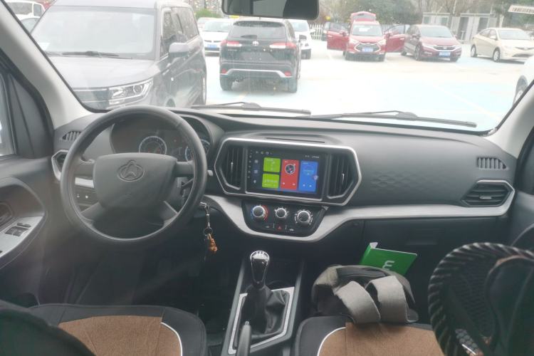 Used CHANGAN KAICHENG Ruixing M60 2023 1.6L CNG Comfort-Grade 6-Seater Passenger Vehicle Center Console