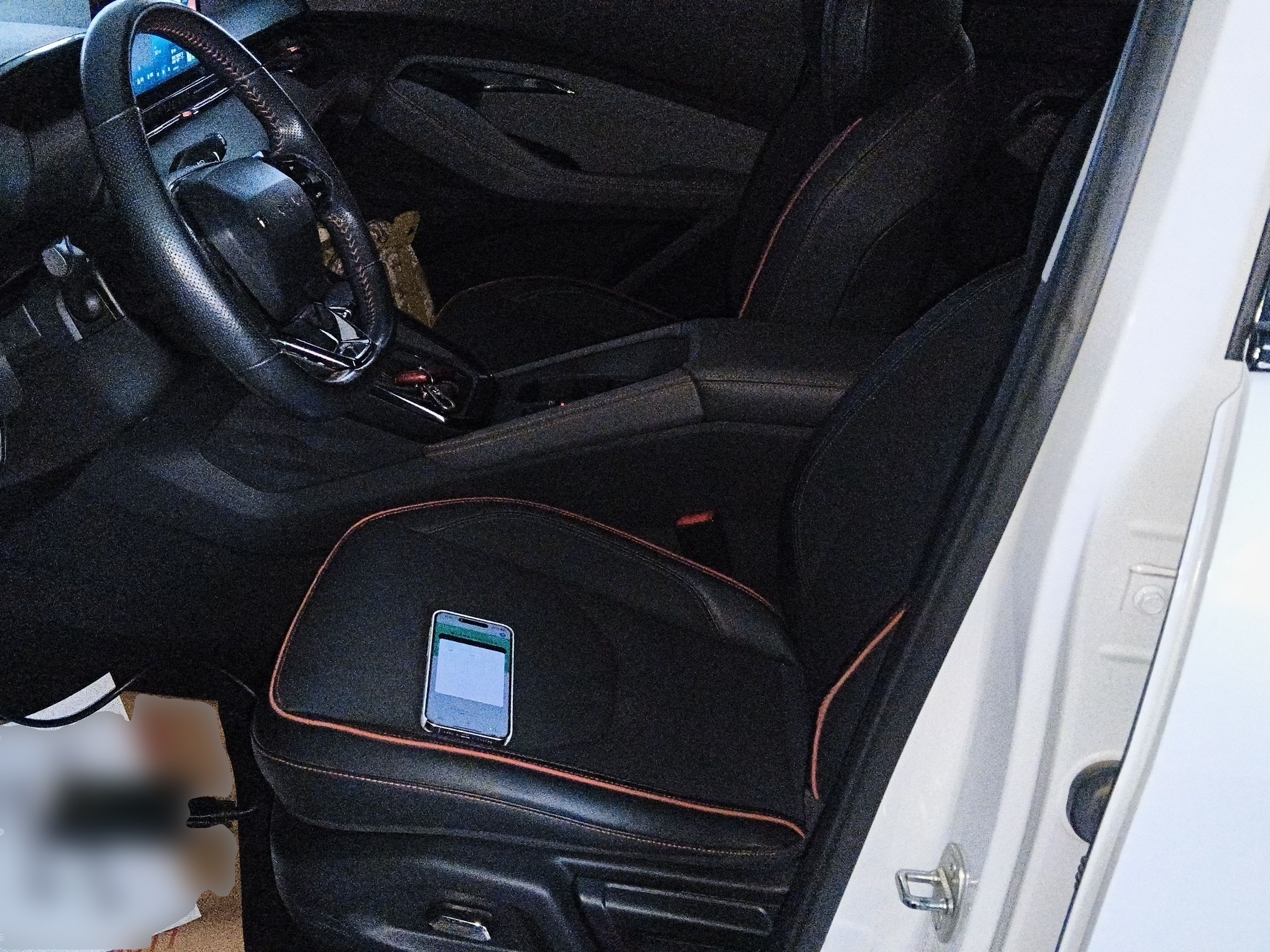 المقاعد الأمامية داخل السيارة