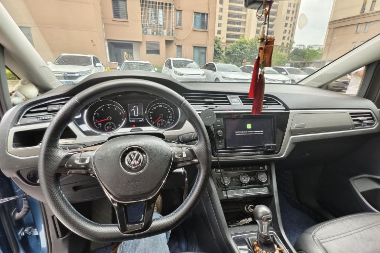 Used Volkswagen Touran 2016 Volkswagen Touran L 280TSI DSG Comfort Edition Center Console