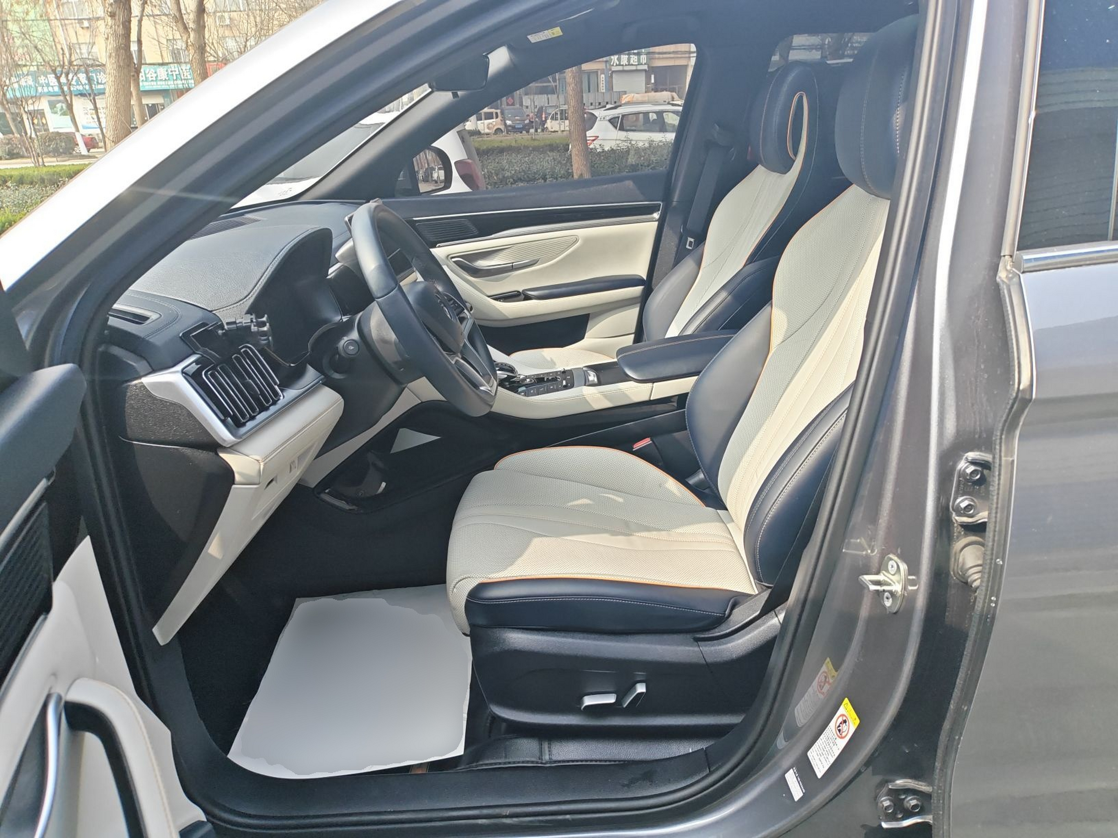 المقاعد الأمامية داخل السيارة