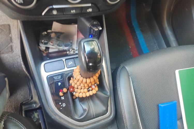 Used Hyundai ix25 2015 1.6L Automatic Two-Wheel Drive Smart GLS Trim Gear Lever