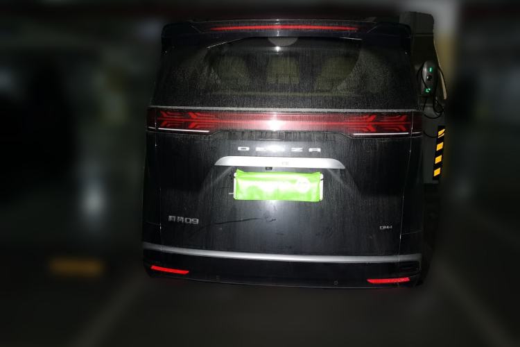 Used Denza D9 2022 DM-i 1040 Prestige Model
