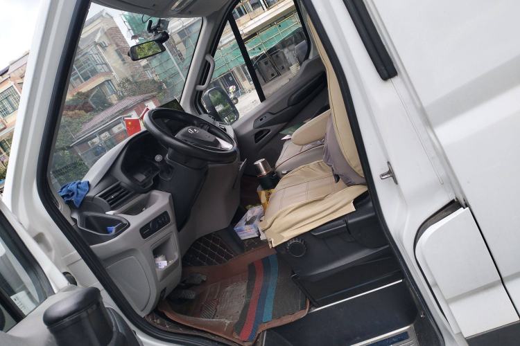 Used SAIC MAXUS Xintu V90 2020 2.0T Manual Yunjie Version Front-Wheel Drive with Single Rear Tire Short Wheelbase High-Roof Design 6-Seater
