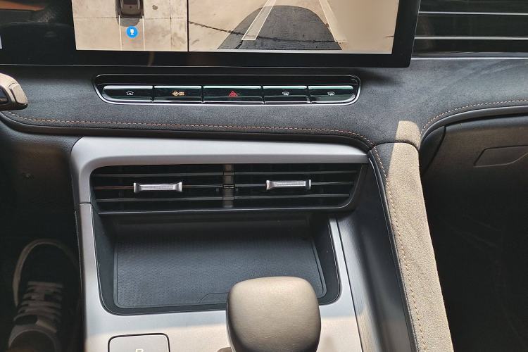 Used Roewe D5X DMH 2024 135 Tech Edition
