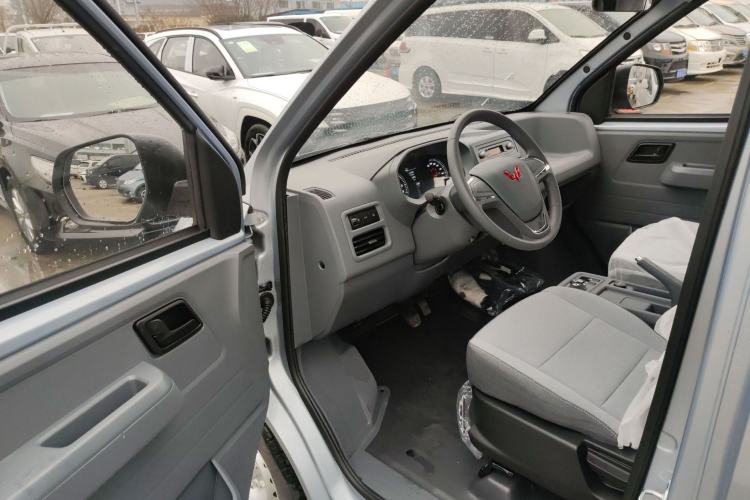 Used Wuling Yangguang 2024 300KM Comfort Version Passenger Van 75kW
