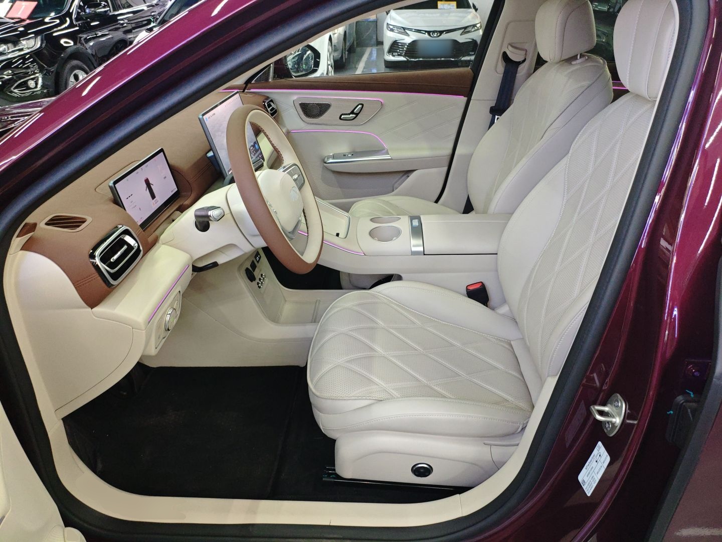 المقاعد الأمامية داخل السيارة