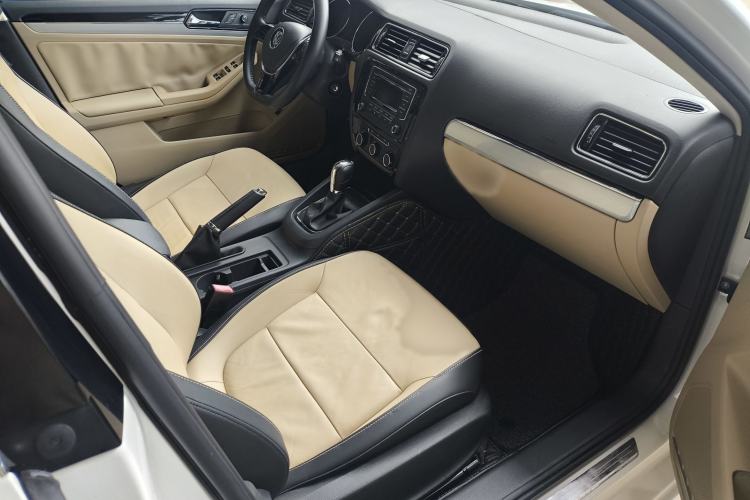 Used Volkswagen Sagitar 2015 1.6L Automatic Comfort Model Interior 8