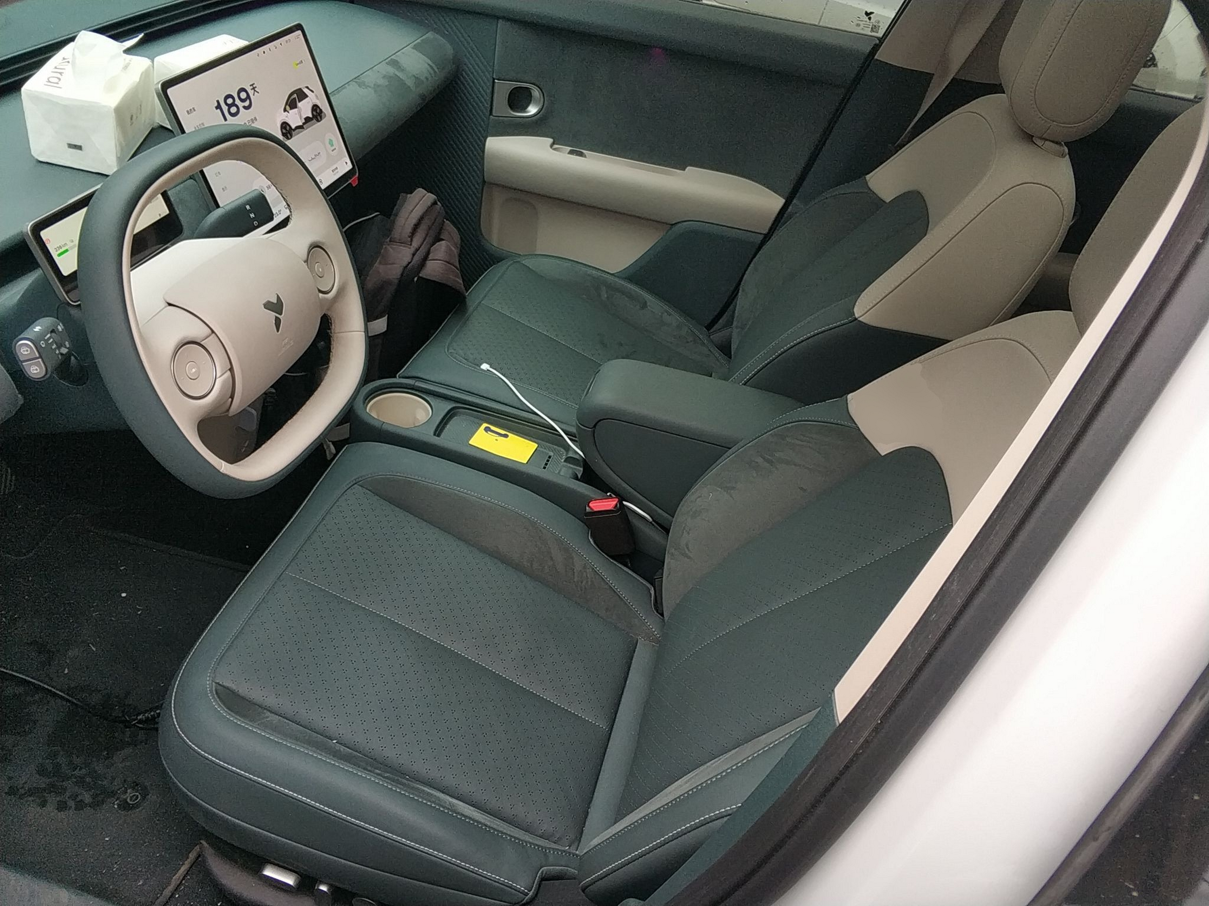 المقاعد الأمامية داخل السيارة