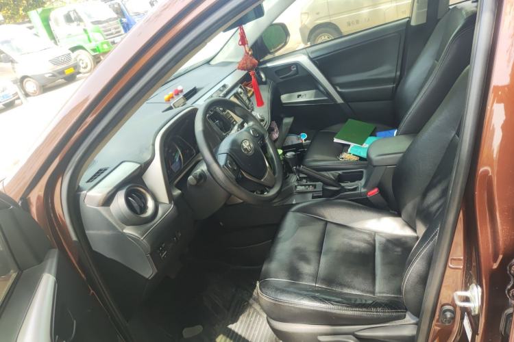 Used Toyota RAV4 2016 2.0L CVT Two-Wheel Drive Fashion Edition China V Standard
