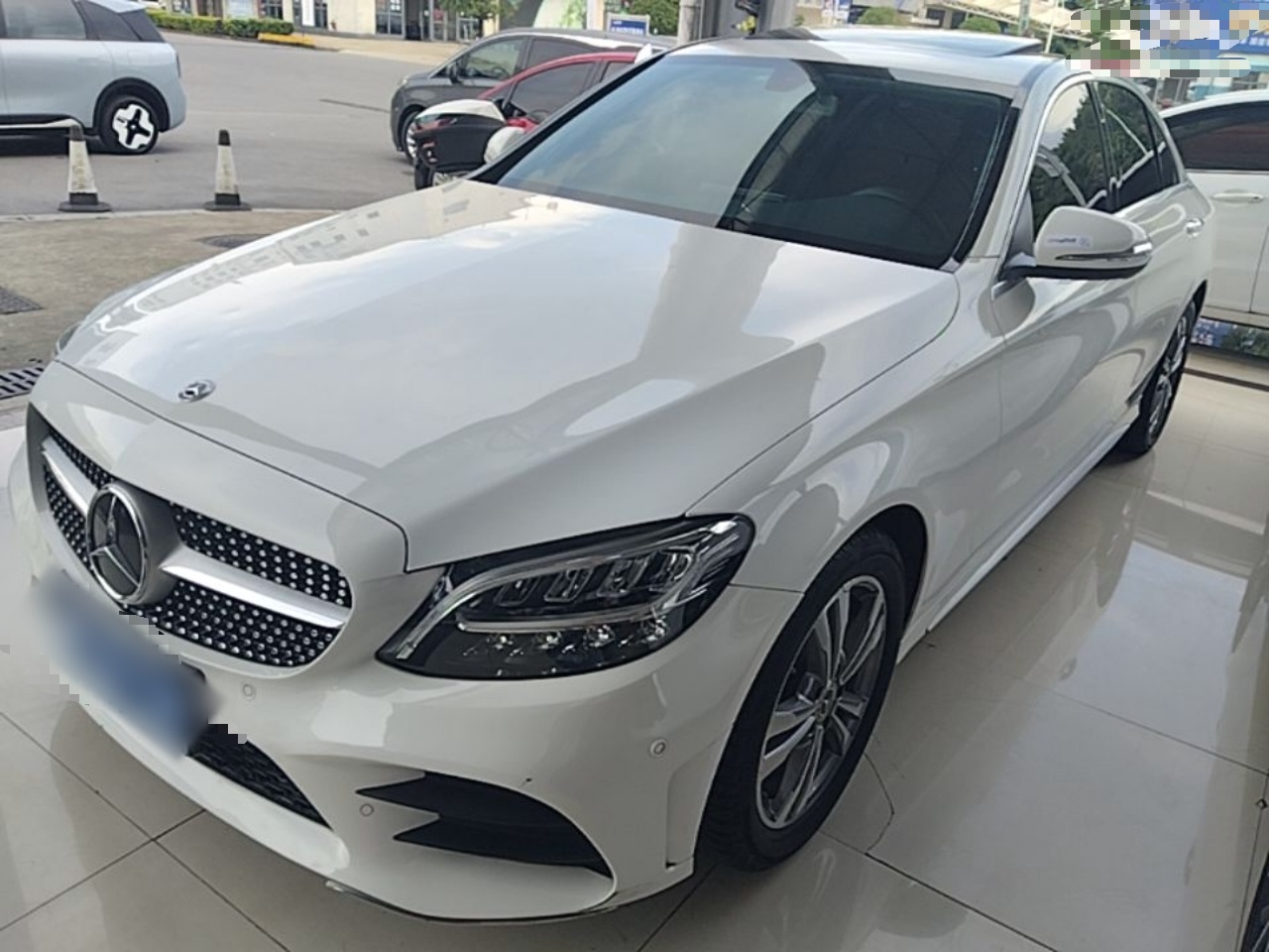 Под передней частью автомобиля