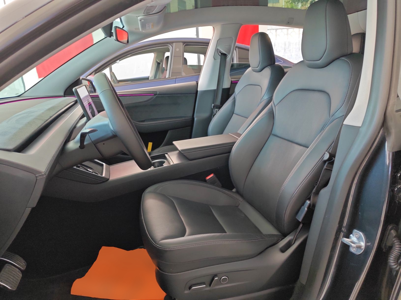 المقاعد الأمامية داخل السيارة