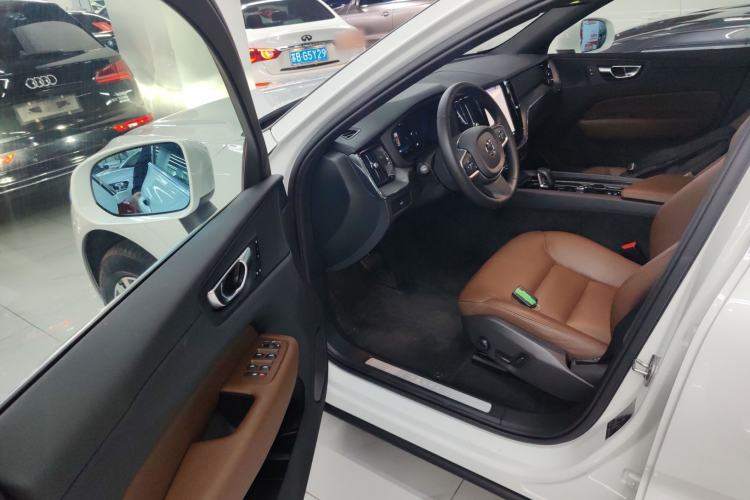 Used Volvo XC60 2025 B5 4x4 Smart Luxury Edition Driver Seat